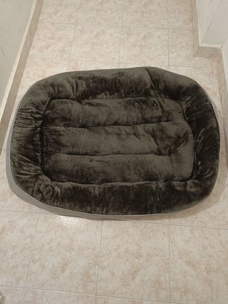 Cama para perro cómoda y acolchada.