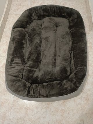 Cama para perro cómoda y acolchada.