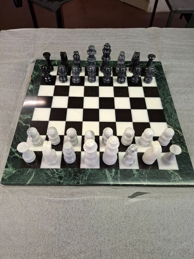 Scacchiera in marmo bianco e nero