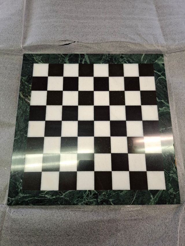Scacchiera in marmo bianco e nero