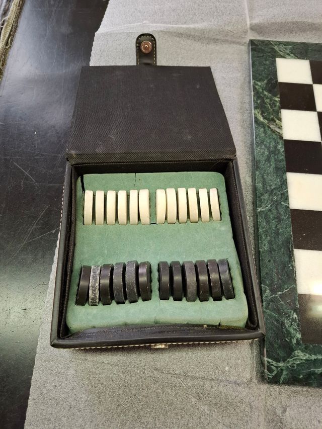 Scacchiera in marmo bianco e nero