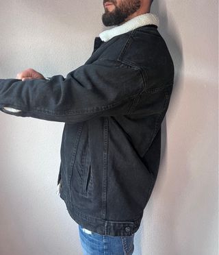 Chaqueta vaquera negra con borreguito