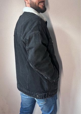 Chaqueta vaquera negra con borreguito