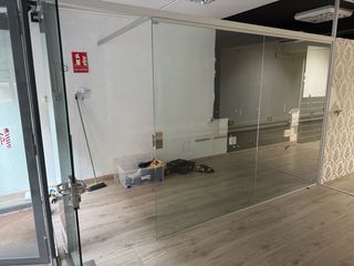 Mampara de cristal para oficina con la puerta 