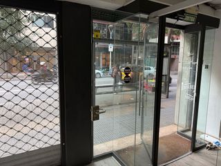 Mampara de cristal para oficina con la puerta 