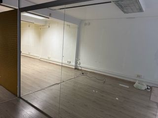 Mampara de cristal para oficina con la puerta 