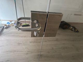 Mampara de cristal para oficina con la puerta 