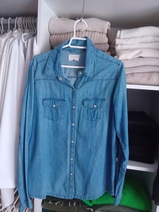 Camisa vaquera azul favorecedora