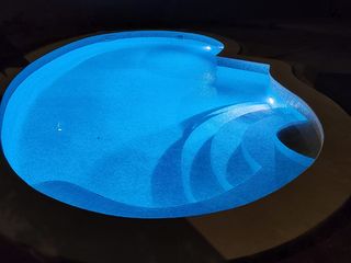 Piscina de cerámica y metal