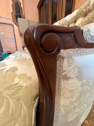 Divano e tavolo barocchi in tessuto (semi-satinato) e marmo