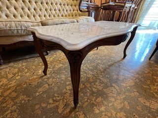 Divano e tavolo barocchi in tessuto (semi-satinato) e marmo