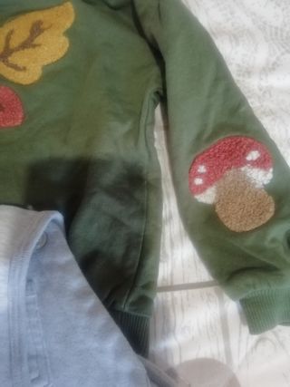 Maglietta rossa con emoji