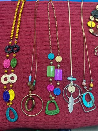 12 collares de bisutería variada