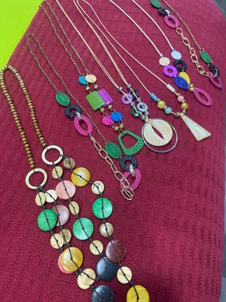 12 collares de bisutería variada