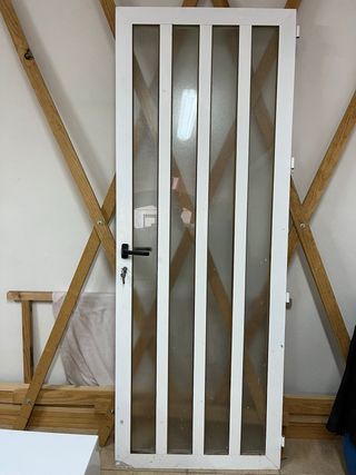 Puerta de aluminio con cristal y cerradura