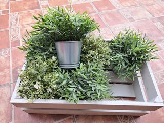 Caja decorativa con plantas artificiales
