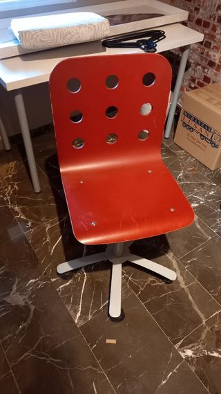 Silla giratoria IKEA RULES roja.