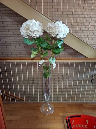 Jarrón cristal XL con flores blancas
