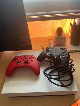 Xbox One X 1TB Blanca + Mando Rojo