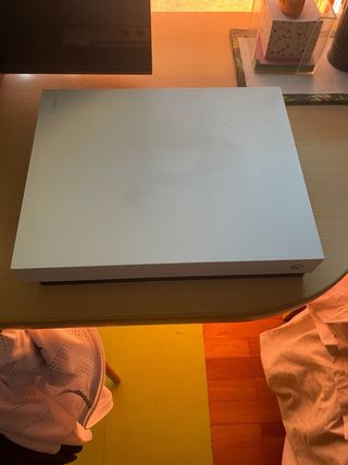Xbox One X 1TB Blanca + Mando Rojo