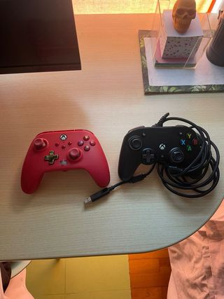 Xbox One X 1TB Blanca + Mando Rojo