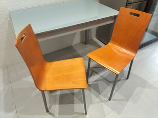 Mesa de cocina y 2 sillas