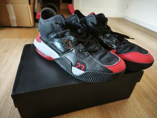 Zapatillas Jordan baloncesto negras y rojas