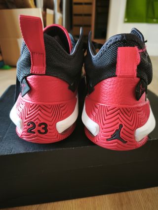 Zapatillas Jordan baloncesto negras y rojas