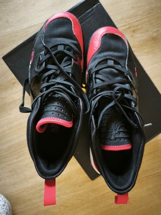 Zapatillas Jordan baloncesto negras y rojas
