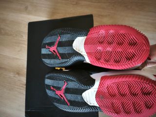 Zapatillas Jordan baloncesto negras y rojas