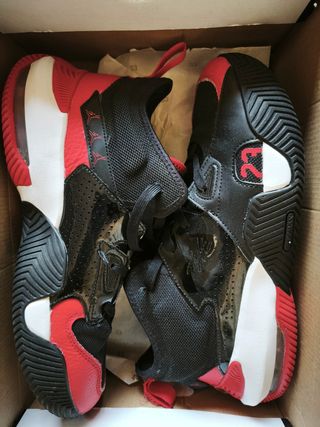 Zapatillas Jordan baloncesto negras y rojas