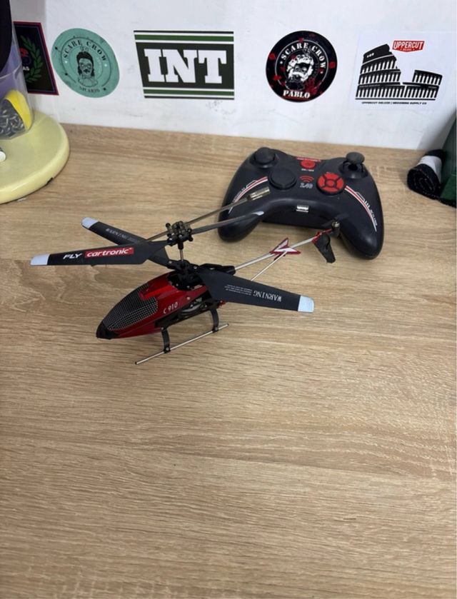 Elicottero telecomandato rosso e nero