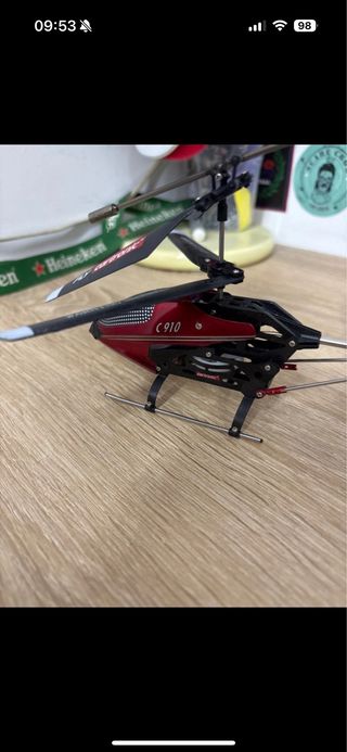 Elicottero telecomandato rosso e nero