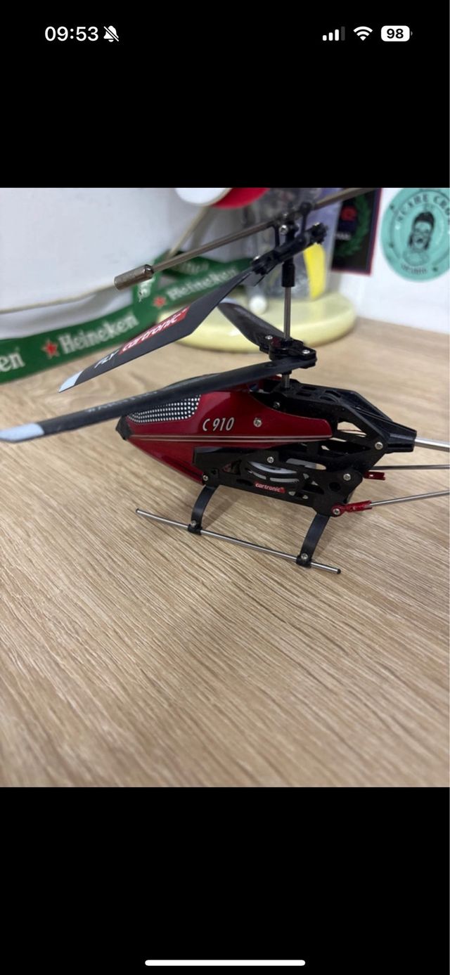 Elicottero telecomandato rosso e nero