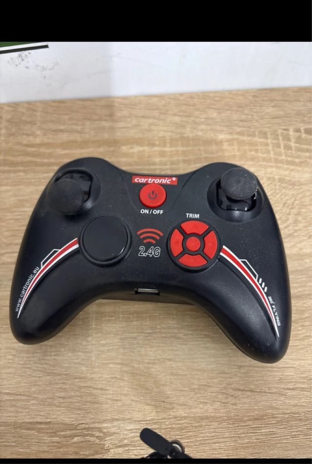 Elicottero telecomandato rosso e nero