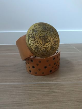 Cinturón ancho con hebilla dorada