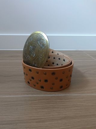 Cinturón ancho con hebilla dorada