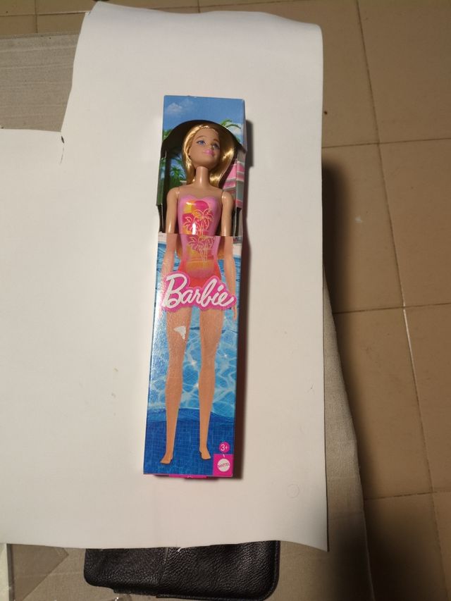 Muñeca Barbie con traje de baño