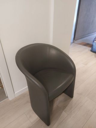 Poltroncina in pelle grigia