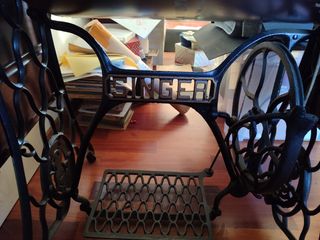 Máquina de coser Singer con mueble