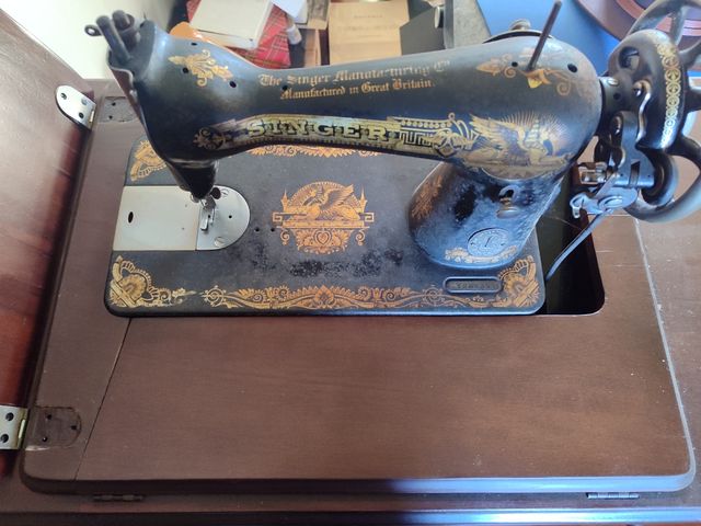 Máquina de coser Singer con mueble
