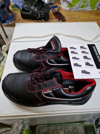 Zapatos de seguridad MON to FRI negros y rojos