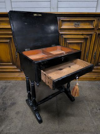 Costurero antiguo de madera. Mesa auxiliar 