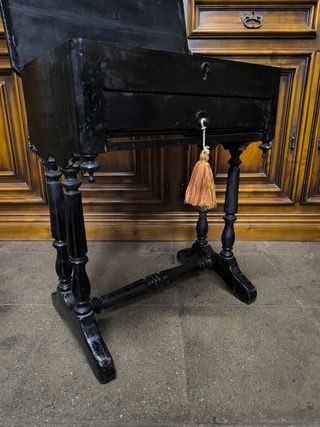 Costurero antiguo de madera. Mesa auxiliar 