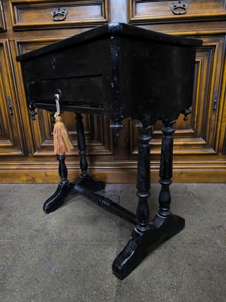 Costurero antiguo de madera. Mesa auxiliar 
