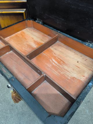 Costurero antiguo de madera. Mesa auxiliar 