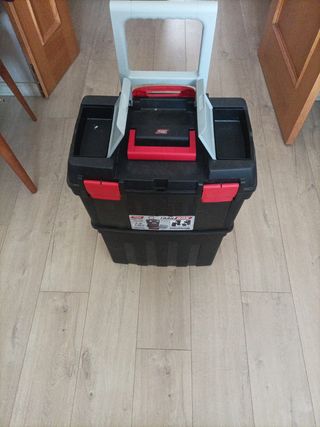 Caja de herramientas negra con ruedas