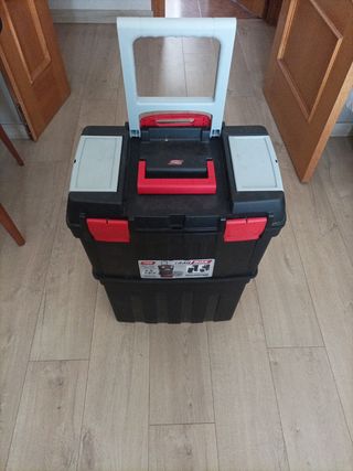 Caja de herramientas negra con ruedas