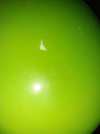 Lámpara esférica verde ver defectillo pintura