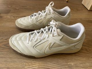 Botas de fútbol sala Nike beige/blancas